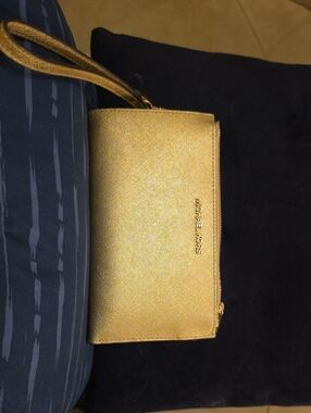 MICHAEL KORS Gold Jet Set Wristlet -- metallic